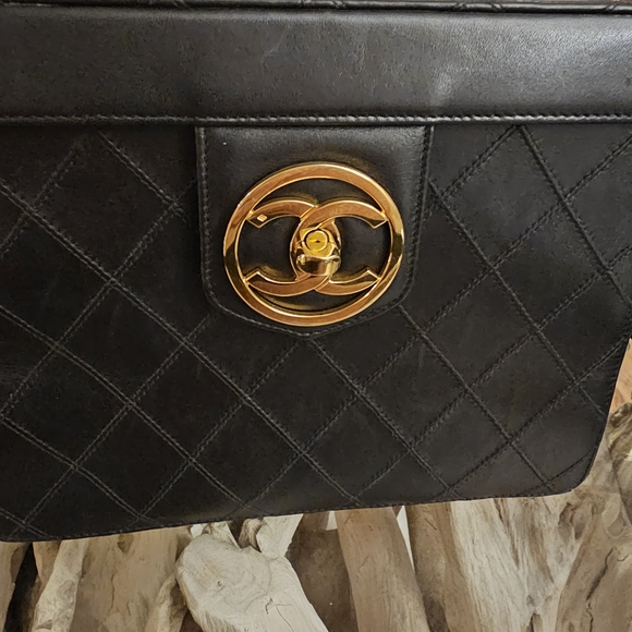 CHANEL Black Quilted Crossbody Bag with Gold Hardware - Picture 8 of 16